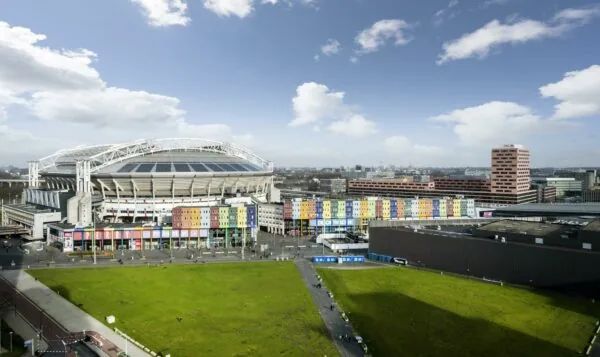 Luchtfoto van de Johan Cruijff ArenA en de omliggende gebouwen aan de Johan Cruijff Boulevard in Amsterdam.